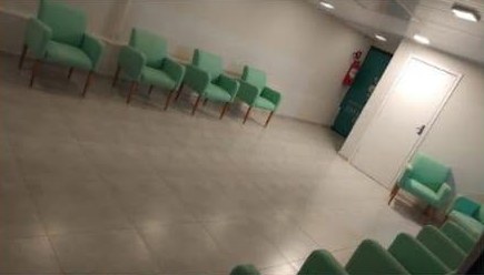 Sala com poltronas
